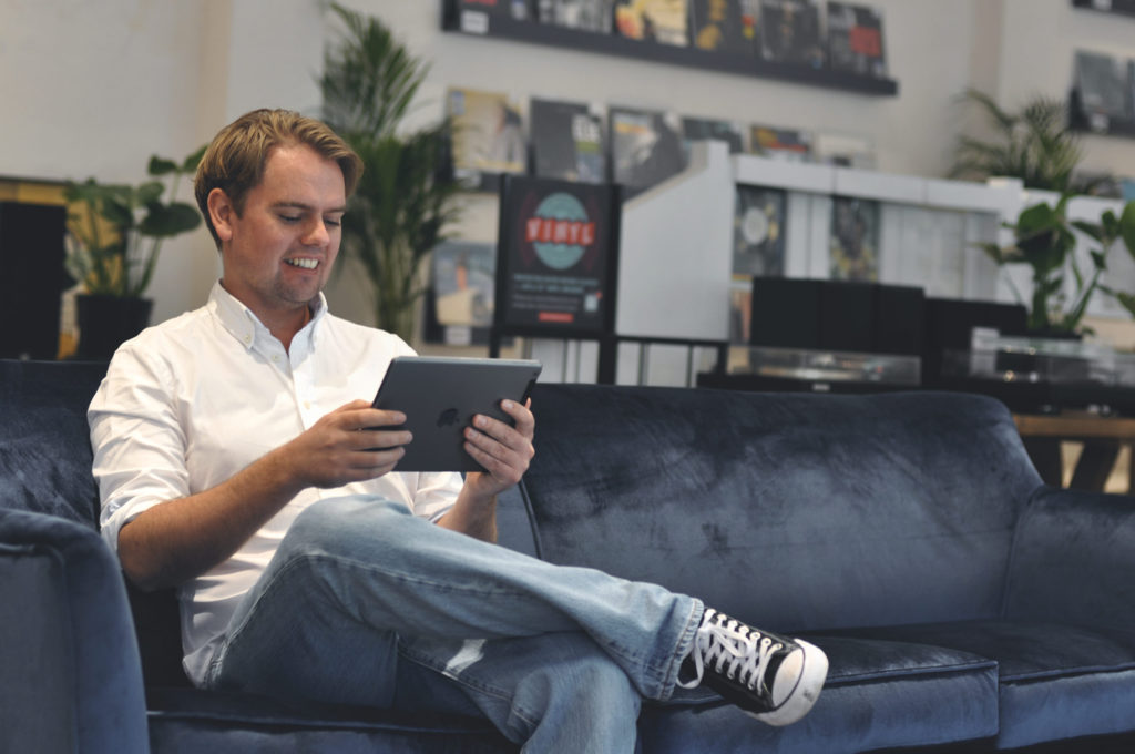 Bret Dugmore Χρησιμοποιώντας το Foosales σε μια συσκευή tablet για τη διαχείριση του Woocommerce και του Foosales Pos