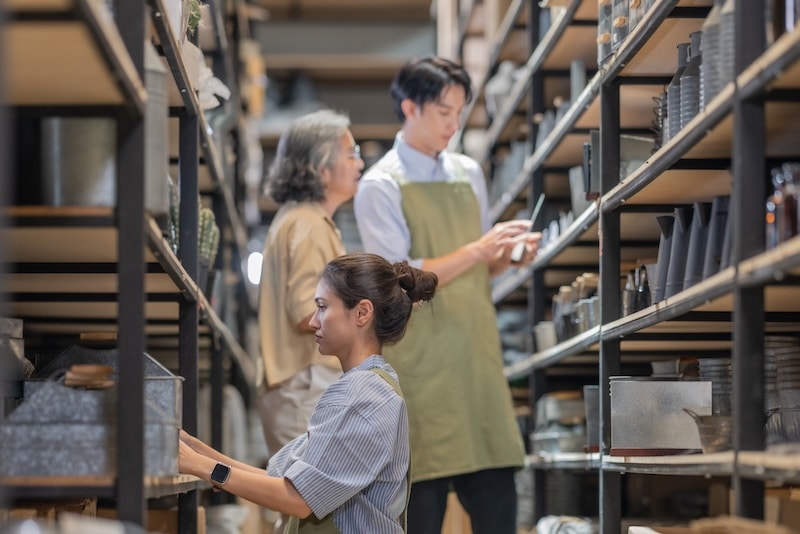 Woocommerce Black Friday Pos Checklist (2026) 2 Retail Workers Doing A Stock Take.